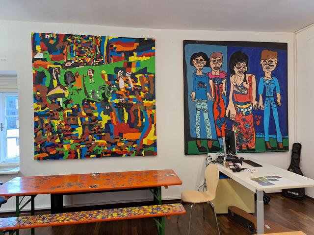 Eigentlich kann man ja alles bemalen und gestalten ;-) Auch einfach Tische und Bänke sehen gleich viel hübscher aus, wenn man sie bunt bemalt! | Foto: Ulrike Walner