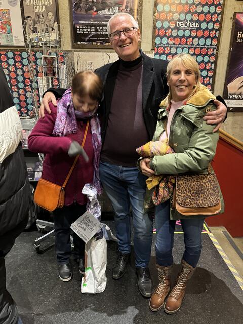 Verpackt und hergebracht. Das Übergabekomitee - Brigitte Schild, Alois – der Künstler und OMArlis Waltl. | Foto: Herbert Waltl