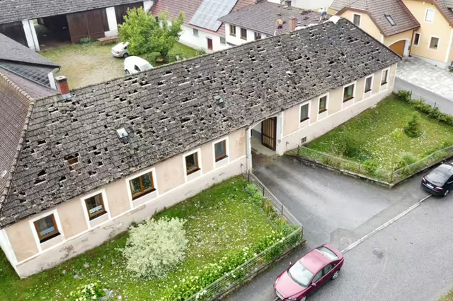 Dächer wurden durch das Hagelunwetter im Bezirk schwer beschädigt. | Foto: BFK WT / St. Mayer