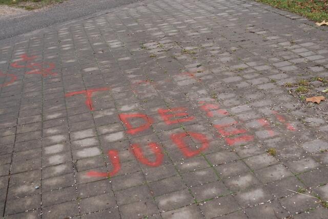 Antisemitischer Schmierereien verunstalten den Spielplatz in der Sandwirtstraße beim Welser Bahnhof, denn: der Magistrat scheint Schwierigkeiten mit der Entfernung der Farbe zu haben. | Foto: laumat.at