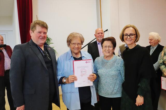 Die höchste Auszeichnung erhielt Erna Krenn für ihre 30-jährige Mitgliedschaft beim PVÖ-Fernitz. Günter Bauer, Frieda Klein und Manuela Kunst gratulierten. | Foto: Edith Ertl