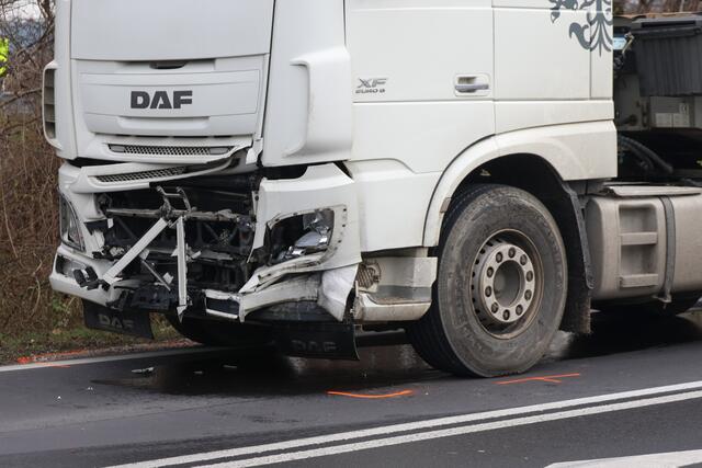 Bei der Autobahnauffahrt in Weißkirchen landete ein Sokoda-Kombi an einem Baum, nachdem er offensichtlich mit einem Lkw zusammengestoßen war.
