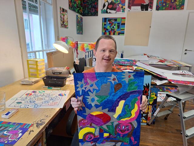 Andreas Haas hat ein gutes Gefühl für Farben und arbeitet mit Acryl, Tusche und Lackstiften. Blumen und Insekten sind seine bevorzugten Motive. | Foto: Ulrike Walner