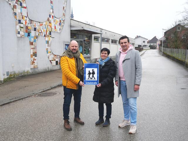 Stadtrat Norbert Ploberger, VS-Direktorin Christine Kerschbaummayr und Vizebürgermeister Stipo Luketina (v. l.) | Foto: Stadtgemeinde Kirchdorf