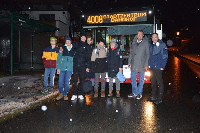 Stadtwerke-Geschäftsführer Jörg Kickenweitz und Verkehrsreferent Hermann Huber freuen sich mit den Schulkindern über die frühere Busverbindung. | Foto: Felix Obermoser