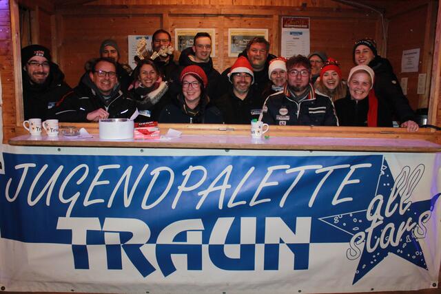 Schnappschuss des Abends: Die Truppe der Jugendpalette Traun rund um den Obmann Jürgen Geiser engagierte sich wieder für den guten Zweck. | Foto: MeinBezirk