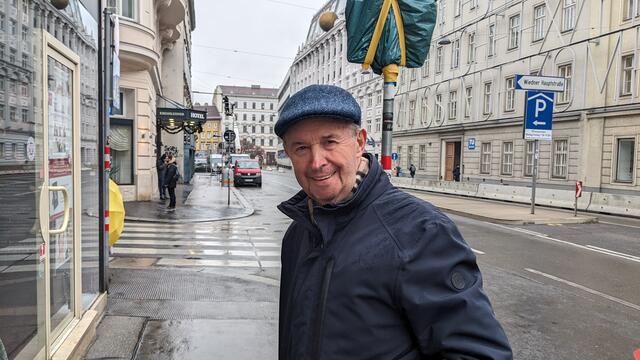 Hans-Dieter, 84, hat sich bei der Bezirksvorsteherin beschwert, dass die Straßenbahngleise zu nahe am Gehsteig verlaufen. | Foto: Nathanael Peterlini
