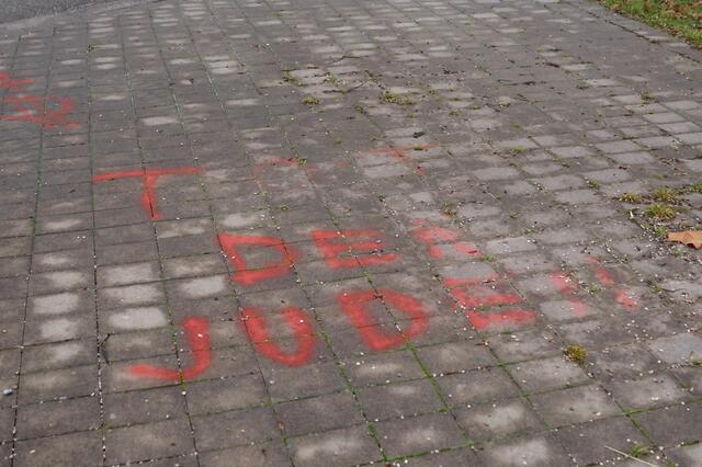 Antisemitischer Schmierereien verunstalten den Spielplatz in der Sandwirtstraße beim Welser Bahnhof, denn: der Magistrat scheint Schwierigkeiten mit der Entfernung der Farbe zu haben. | Foto: laumat.at