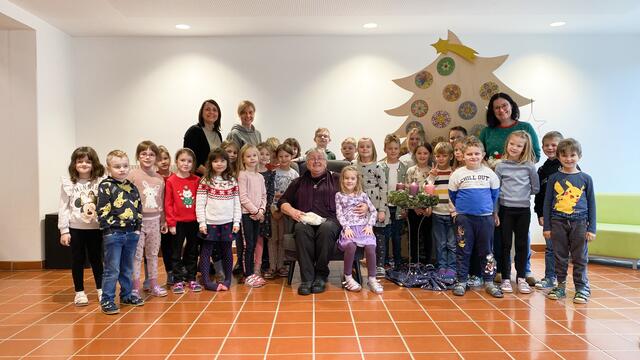 Eine besondere Weihnachtsgeschichte in der Europaschule: Marca Flödl mit den Kindern der beiden ersten Klassen und den Lehrerinnen Alexandra Lipuš-Gregorič, Reingard Koboltschnig und Dagmar Dumpelnik-Prasenc | Foto: Danilo Katz
