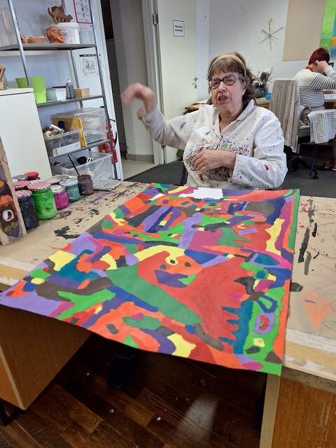 Ursula Zimmer schätzt es, mit verschiedenen Techniken zu experimentieren. Hier arbeitet sie gerade mit Acrylfarbe, aber sie töpfert auch gerne und hat Bilder mit Kreuzstich gestaltet.  | Foto: Ulrike Walner