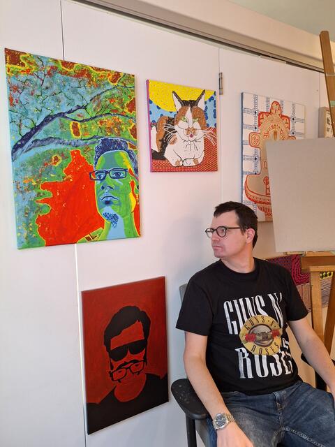 Patrick Rössl gestaltet immer wieder Selbstporträts, aber spielt in seinen Bildern auch gerne mit optischen Täuschungen.  | Foto: Ulrike Walner