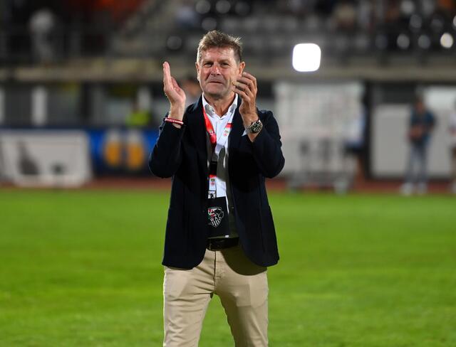 Für die aktuellen Leistungen von Mannschaft, Trainer Team, Support und Fans gibt es von Präsident Dietmar Riegler einen kräftigen Dankesapplaus.  | Foto: Pesentehiner/KK