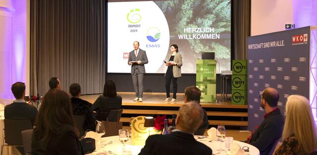 Lukas Kocher und Sandra Sauperl von der WK Tirol bedankten sich bei der Zertifikatsverleihung für das ökologische Engagement der Vorreiterbetriebe. | Foto: WK Tirol