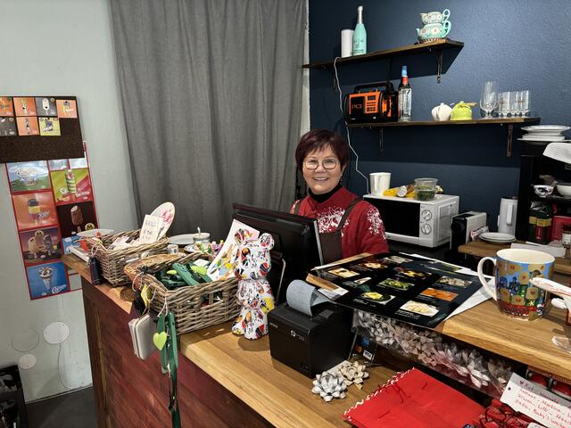 Hinter der kleinen Bar im "FāFā Asien-Flair-Laden" bietet Isabella Rong asiatische Spezialitäten zum Einkaufen und Essen.  | Foto: Luca Arztmann/MeinBezirk