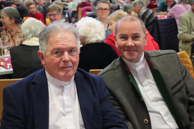 Gaben mit ihrem Besuch den PVÖ-Mitgliedern die Ehre ihres Besuches: Diakon Hans Hofer und Pfarrer Josef Windisch | Foto: Edith Ertl