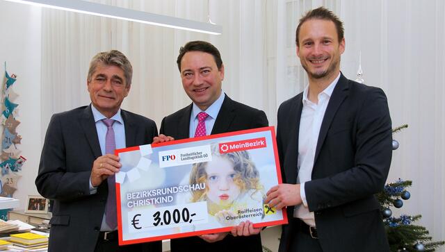 V. l.: FPÖ-Klubchef Herwig Mahr, Landesparteiobmann Manfred Haimbuchner und MeinBezirk OÖ-Chefredakteur-Stellvertreter Thomas Kramesberger. | Foto: MeinBezirk OÖ