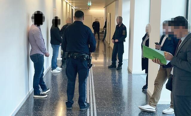 Von drei Justizwachebeamten eskortiert wurde das Täterduo. | Foto: Gernot Heigl