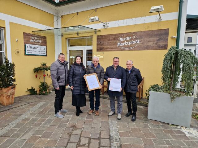 Regionalstellenobmann Christian Sommerbauer (2. v. r.) überreichte an Bgm. Hermann Grassl (Mitte) die Auszeichnung | Foto: Gemeinde Hartl