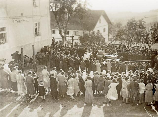 "2025 feiert Kopfing 900 Jahre erste urkundliche Erwähnung. Da sind viele Feierlichkeiten geplant", so Vizebürgermeisterin Brigitte Jell. Hier ein Bild aus dem Jahr 1929 von einer Motorspritzenweihe. | Foto: kopfing900.at