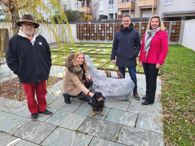 vli.n.re.: GR a.D. Alfred Friedl,  Claudia Bailoni mit ihrer Hundedame Kira, Marco Flicker von der Bestattung Krems, GRin Elfriede Kreitner | Foto: SPÖ Krems