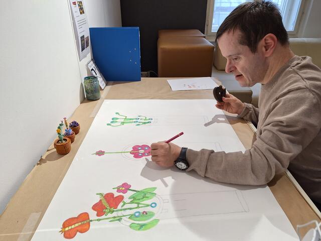 Robert Jug hat hier drei surrealistisch anmutende Blumentöpfchen auf seinem Schreibtisch stehen, die ihm als Vorlage für sein gerade entstehendes Bild dienen.  | Foto: Ulrike Walner