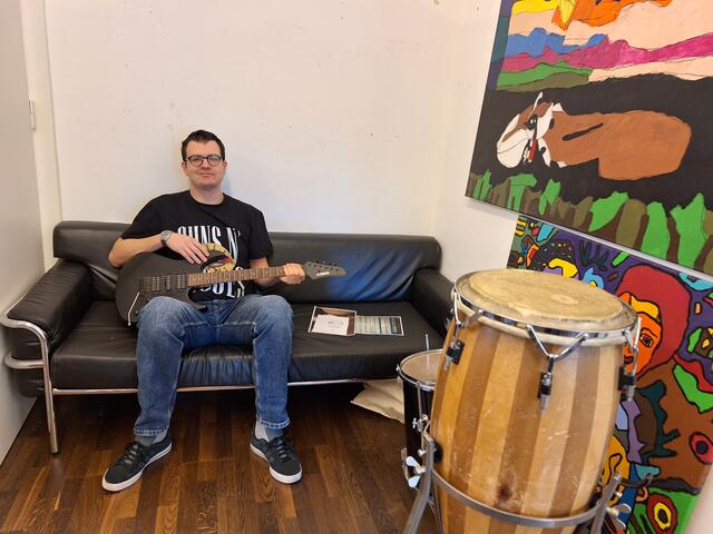 Hier präsentiert sich Patrick auch als Musiker - die Musikstunden machen ihm und den anderen viel Freude, denn ihnen allen ist viel Kreativität gemeinsam. | Foto: Ulrike Walner