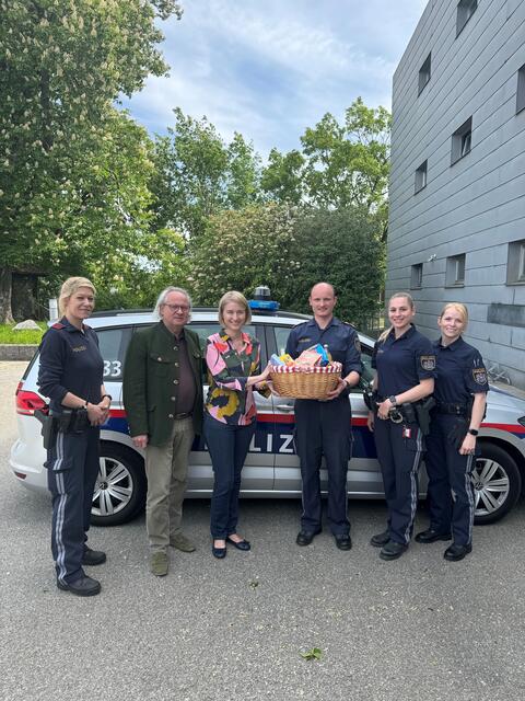 Jährlich besucht Wolfgang Stanek (2. v. l.) - hier mit LH-Stv. Christine Haberlander – die Polizeidienststellen in Linz-Land. | Foto: OÖVP Linz-Land