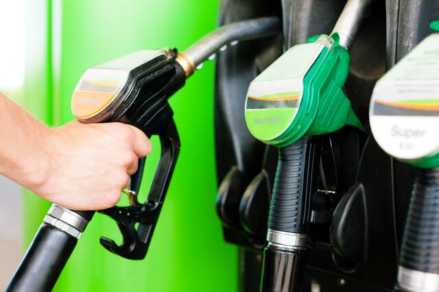 Laut VCÖ sind die Spritzpreise trotz Inflation niedriger als im Jahr 2023. (Symbolfoto)  | Foto: stock.adobe.com/at/ Kzenon