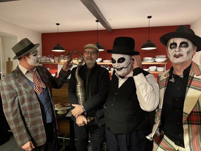 Die Tiger Lillies inspizieren die Qualität. | Foto: Herbert Waltl