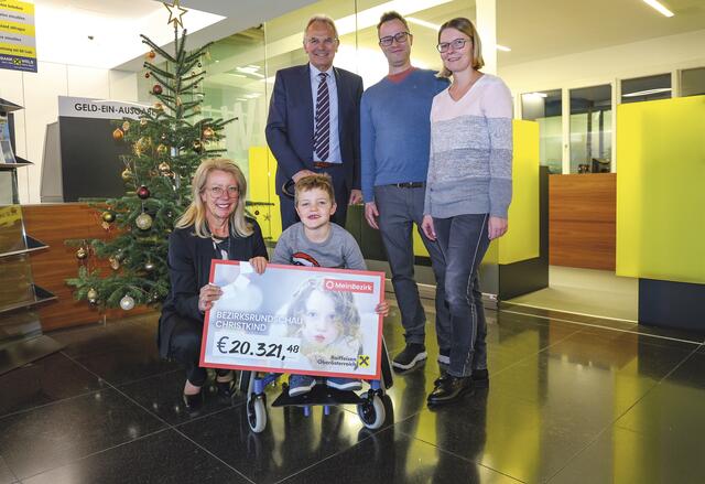 Das Christkinderl war heuer brav. Susanne Traxler, Standortleiterin von MeinBezirk Wels &amp; Wels-Land (vorne l.), Günter Stadlberger, Direktor der Raiffeisenbank Wels (hinten l.) mit dem kleinen Matheo uns seinen Eltern. | Foto: Lauber