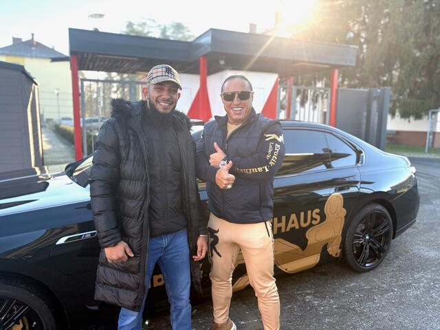 Sepp Kitzecker (r.) schnürt sich beim Hallenmasters in Wagna ebenfalls die Fußballschuhe. | Foto: Jaklitsch