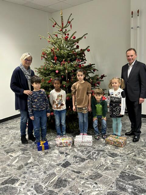Freude unterm Weihnachtsbaum: Schuldirektorin Elisabeth Stürzer mit Bezirksvorsteher Gerald Bischof und Kindern vor dem Weihnachtsbaum.  | Foto: VS Prückelmayrgasse