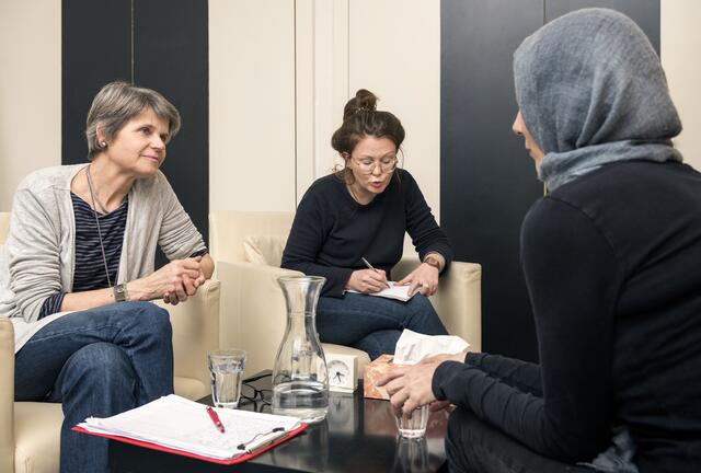 Hemayat legt einen Fokus auf von Gewalt betroffenen Frauen. | Foto: Hemayat