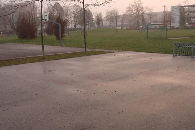 Antisemitischer Schmierereien verunstalten den Spielplatz in der Sandwirtstraße beim Welser Bahnhof, denn: der Magistrat scheint Schwierigkeiten mit der Entfernung der Farbe zu haben. | Foto: laumat.at