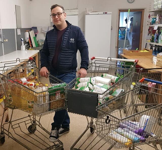 Seit der ersten Stunde des Vinzimarkts Wartberg, seit 2016, kommt der Veitscher Stefan Winkler einmal im Monat mit haltbaren Lebensmitteln vorbei. | Foto: Vinzimarkt