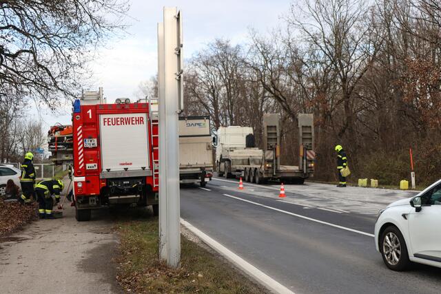 Bei der Autobahnauffahrt in Weißkirchen landete ein Sokoda-Kombi an einem Baum, nachdem er offensichtlich mit einem Lkw zusammengestoßen war.
