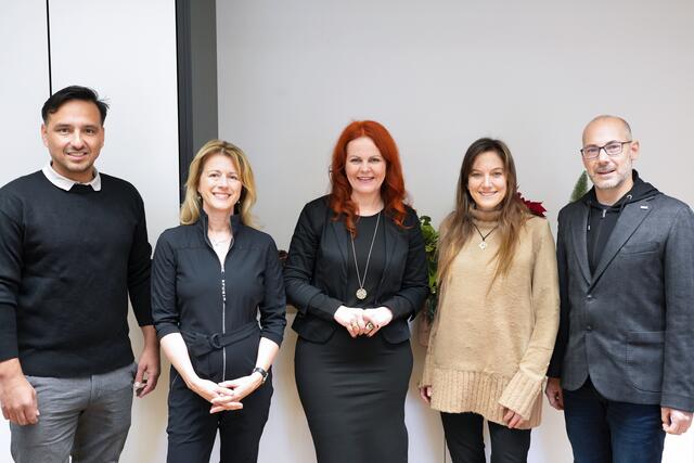 Die Jurymitglieder von links nachts rechts: Andreas Hekel, Reschpekt Bildungs GmbH, Ruth Wallner, Beratungslehrerin Innsbruck-Land West, Cornelia Hagele, Bildungslandesrätin, Daniela &amp; Andreas Hekel, Verein Hand auf´s Herz, Philipp Schumacher, Leitung Jugendrotkreuz Tirol
  | Foto: Land Tirol – Krepper