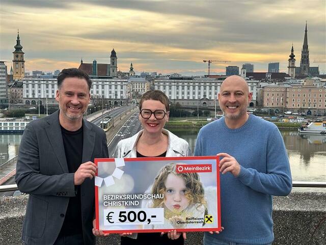 Grünen-Klubobmann Helge Langer und Stadträtin Eva Schobesberger überreichten einen Spendenscheck an MeinBezirk-Geschäftsstellenleiter Stefan Auer (re.). | Foto: MeinBezirk