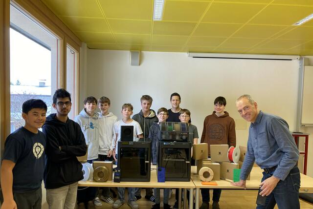 Dir. Klotz freut sich über die gemeinsame Einweihung des 3D-Druckers mit der NAWI Gruppe