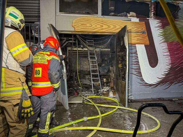 Die Berufsfeuerwehr Innsbruck und die Freiwilligen Feuerwehren Mühlau und Arzl standen im Löscheinsatz. | Foto: zeitungsfoto.at