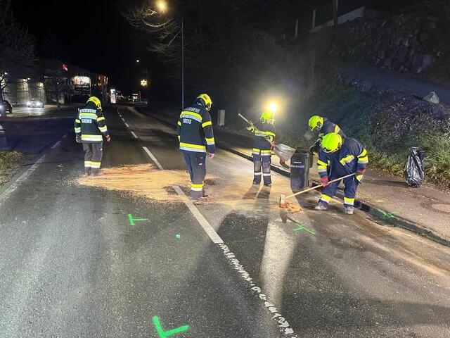Die FF Krems reinigte die Unfallstelle in der Grazer Vorstadt. | Foto: FF Krems