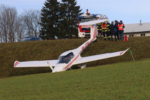Das Kleinflugzeug war auf dem Flugplatz Laakirchen-Gschwandt über Landebahn hinausgeschossen. | Foto: laumat/Matthias Lauber