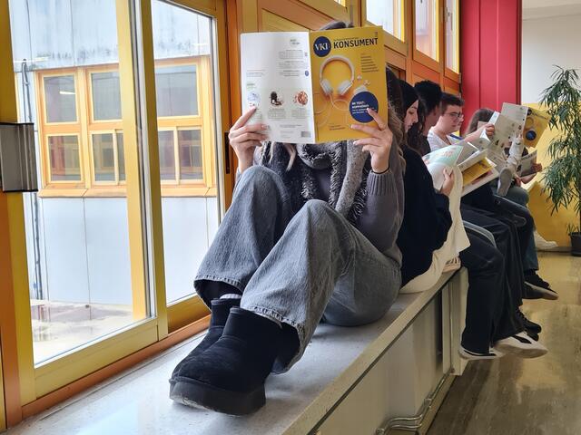 Die Schülerinnen und Schüler der BHAK/BHAS Deutschlandsberg stöbern aktuell in der Zeitschrift "Konsument". | Foto: BHAK/BHAS Deutschlandsberg
