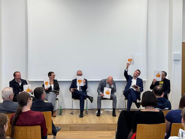 Stellten sich den Fragen der Schülerinnen und Schülern (v. li.): Neos-Gemeinderat Georg Redlhammer, Grünen-Stadträtin Eva Schobesberer, geschäftsführender Vizebürgmermeister Dietmar Prammer (SPÖ), Vizebürgermeister Martin Hajart (ÖVP), FPÖ-Stadtrat Michael Raml sowie Linzplus-Gemeinderat Lorenz Potocnik. | Foto: Schwendtbauer