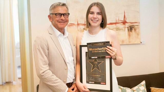 Die 18-jährige Marlena Bechtold ist „Lehrling des Monats Juni“ (Mitte). Neben einer Urkunde bekommt der „Lehrling des Monats“ auch einen „Wunsch-Gutschein“ im Wert von 500 €.  | Foto: WKS/Birgit Probst