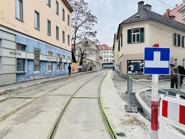 Auch in der Vorbeckgasse sind die Gleise bereits verlegt. | Foto: MeinBezirk
