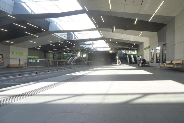 Stark beansprucht sind die Gleise der Straßenbahn beim Hauptbahnhof. Die Sanierung soll zeitgleich mit den Bauarbeiten in der Annenstraße erfolgen. | Foto: MeinBezirk