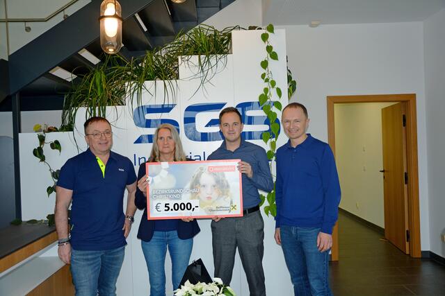 Christian Gittmaier, Sandra Ponsold und Andreas Hofinger, das Geschäftsführer-Trio der SGS Industrial Services, übergaben MeinBezirk-Werbeberater Raphael Mühlbacher (2. v. re.) den Spendenscheck.  | Foto: MeinBezirk