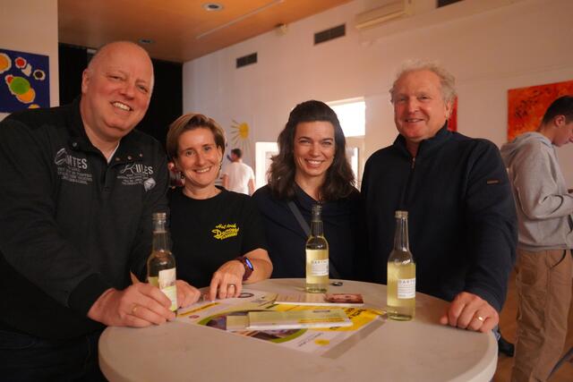 Freuten sich auf die tolle Tanzshow Verena Kaschütz und Karin Petter-Trausznitz   | Foto: Andrea Glatzer