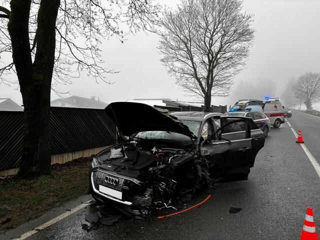 Es gab zwei schwerverletzte Personen. Eine Person wurde leicht verletzt. | Foto: Rotes Kreuz Salzburg
